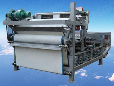 重型帶式壓濾機(jī)具有處理量大脫水效率高自動(dòng)化程度高使用壽命長等顯著優(yōu)點(diǎn)